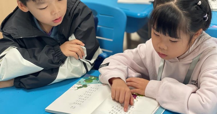 书香飘逸 西附学子共绘“雪地画卷”